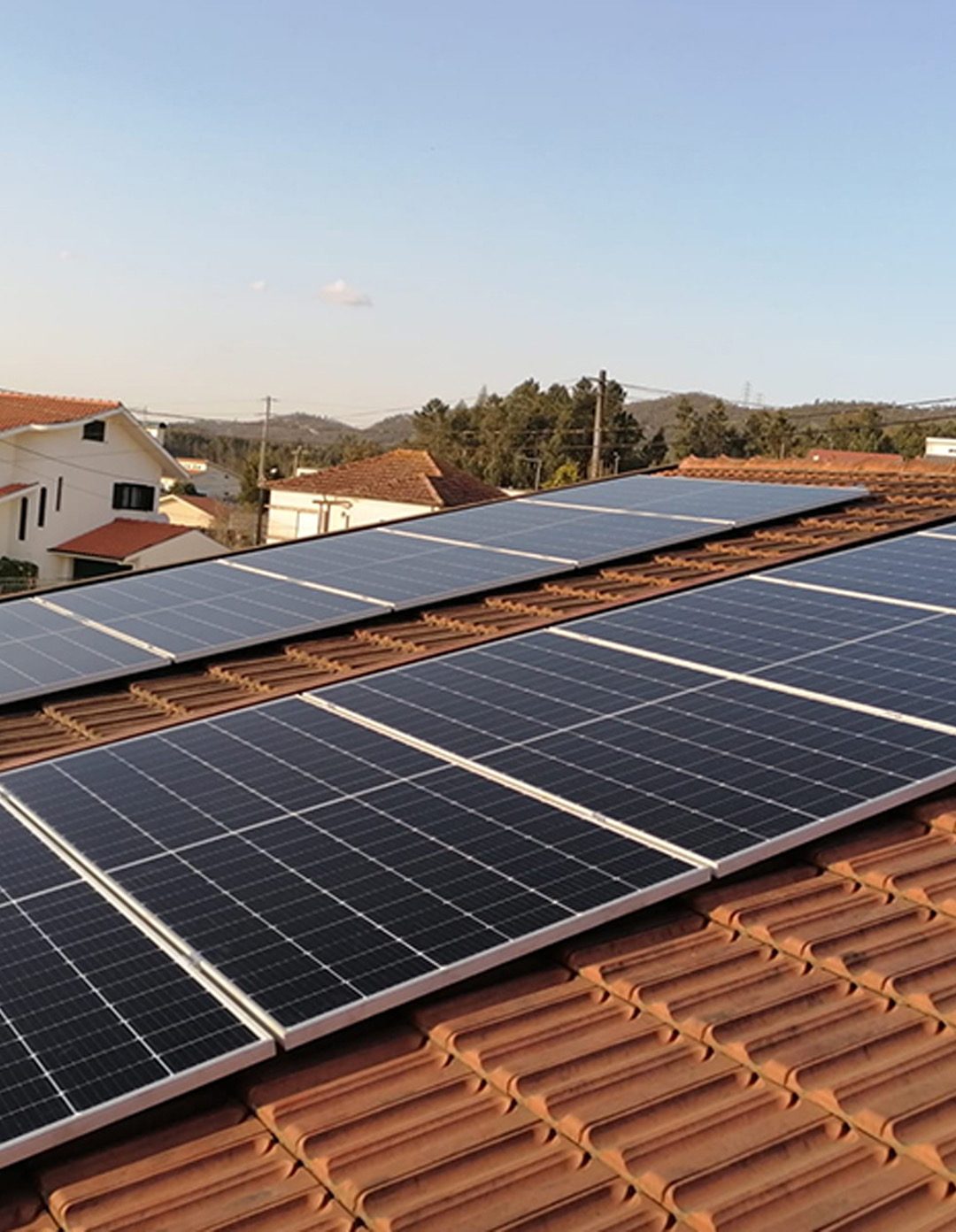 Sistema fotovoltaico instalado pela Sol Mais Energia numa cobertura residencial