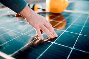 O barato na energia solar sai caro todos os meses,